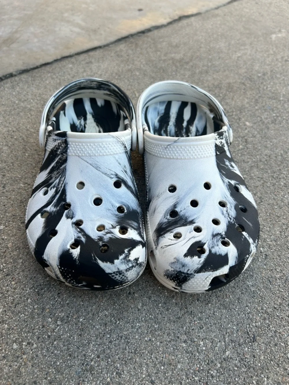 CROCS Big Kids Classic Black/White Marbled Clogs size J3 - Picture 1 of 3